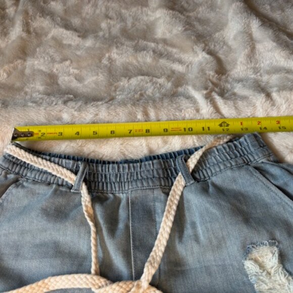 Aerie Blue Distressed Fringe Hem Mid-Rise Belted Denim Shorts Ladies Size S NWT - Picture 6 of 11
